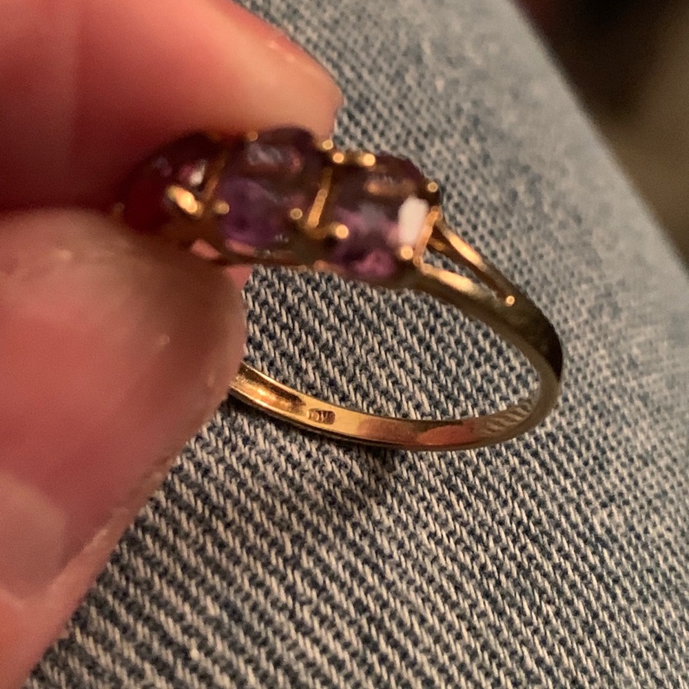 10kt Yellow Gold and Amethyst ring. Approx Size 8 - Picture 5 of 5